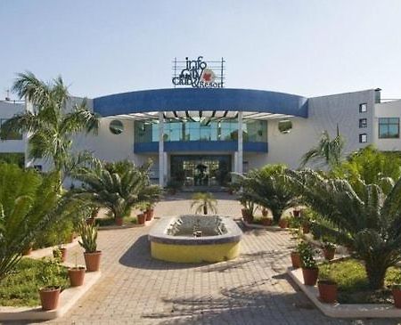 Infocity Club And Resort Gandhinagar Eksteriør bilde