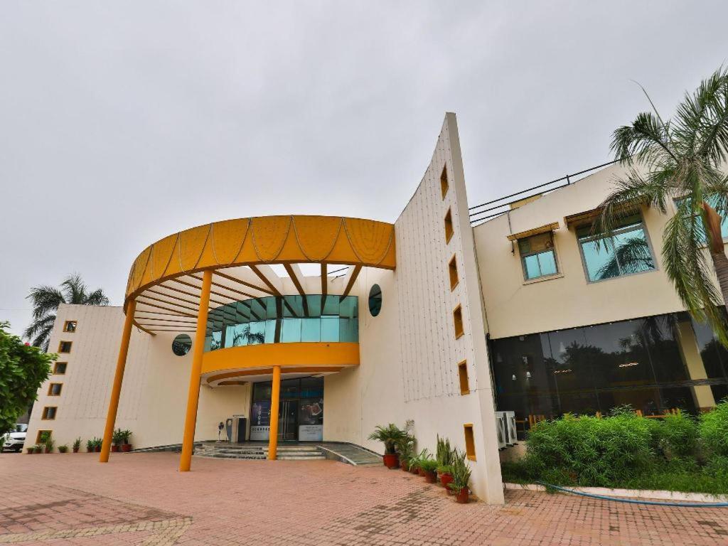 Infocity Club And Resort Gandhinagar Eksteriør bilde